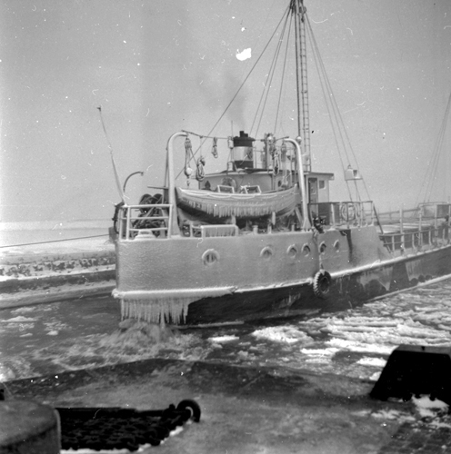 Snömotiv år 1956. Båt  i hamnen.