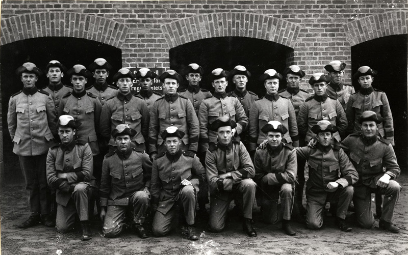 Soldater på en kaserngård.