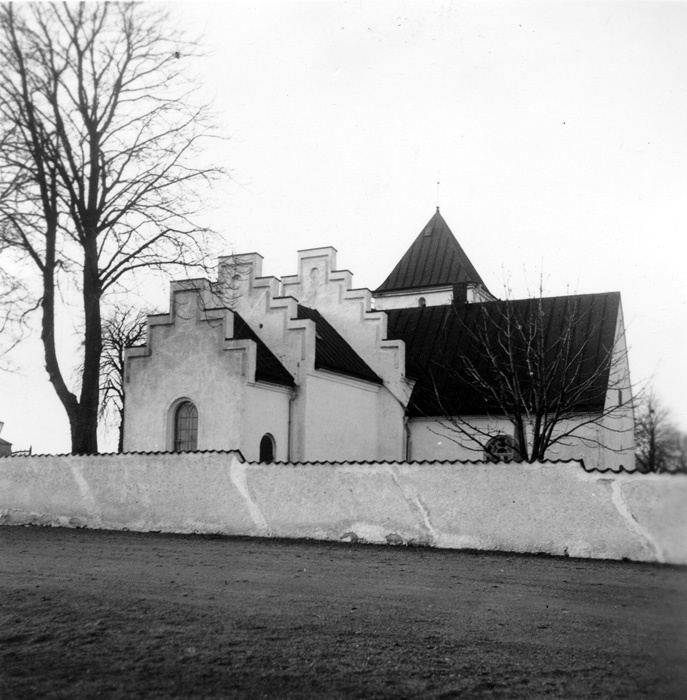 Bjuvs kyrkas fasad åt nordost. Foto åt sydväst.