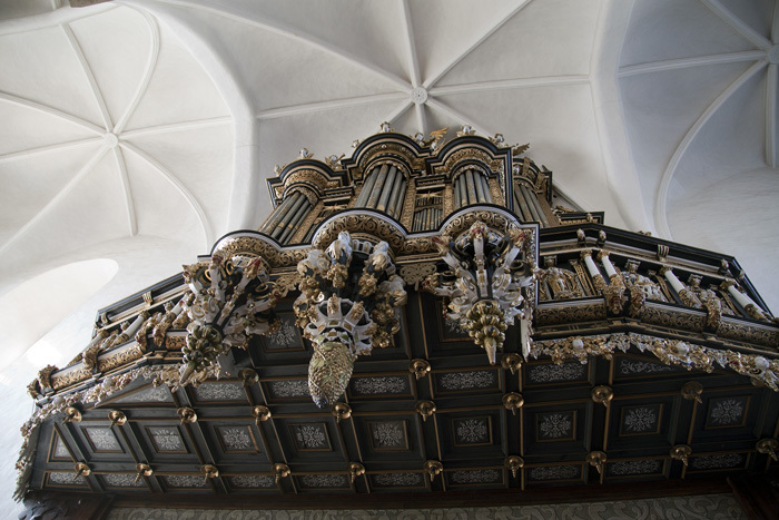 Undersidan av orgelläktaren i Heliga Trefaldigh...