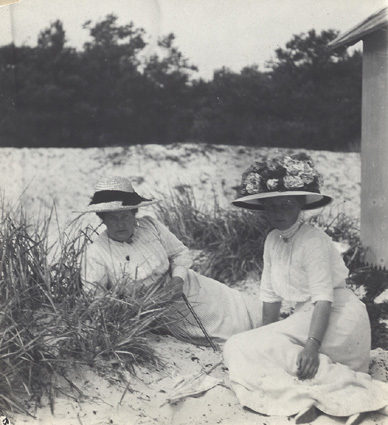 Mamma och Ellen S-Petersen Falsterbo 1912.
