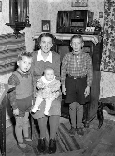 Gustav Pihls fru Ragnborg och barnen Bo, Alf oc...