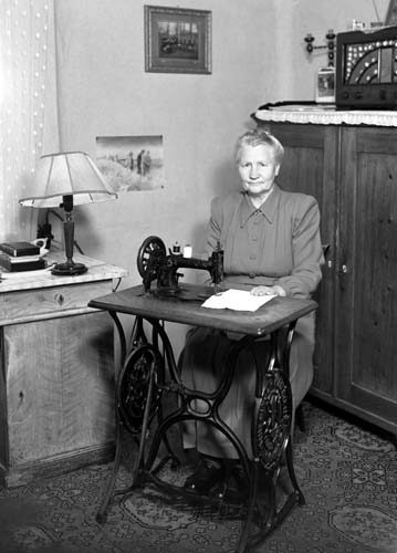 Fru Johanna Städe v. symaskin, Vånga.