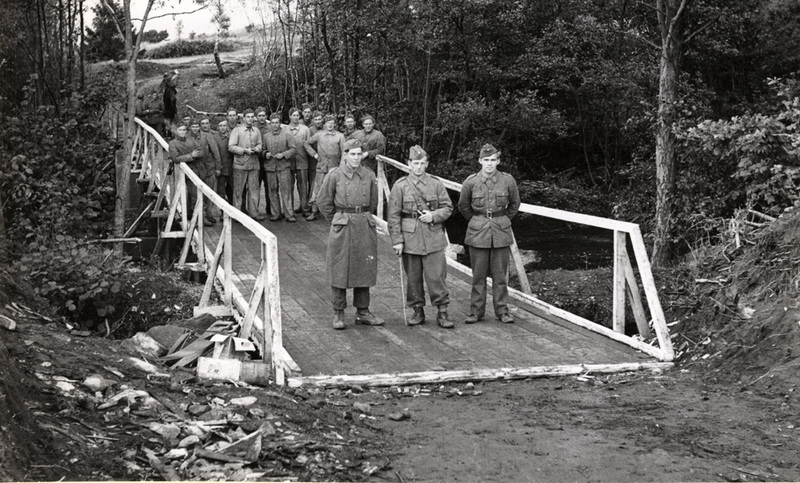 Soldater på en nybyggd bro.