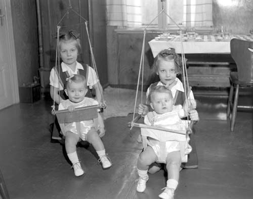 Gunnar Henriksson 4 barn i gunga Mannestad.