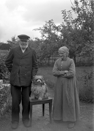 Johan Larsson med fru hund Österslöv.
