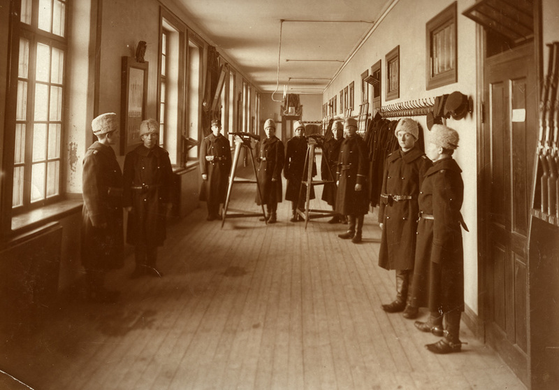 Riktövning i 3. batt korridor omkr 1920.
