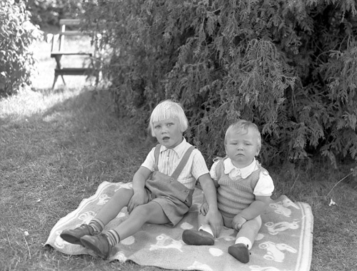 Viola och Bonde Wiréns bägge barn Bo och Peter,...