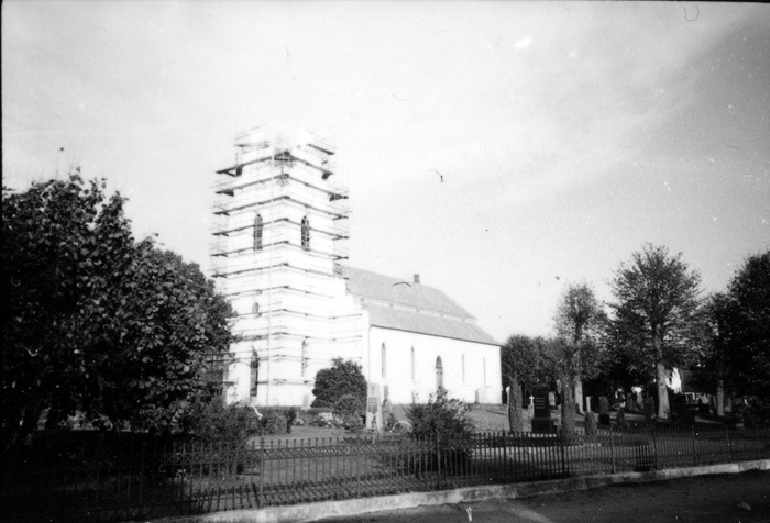 Putslagning på Billeberga kyrka 1985.
