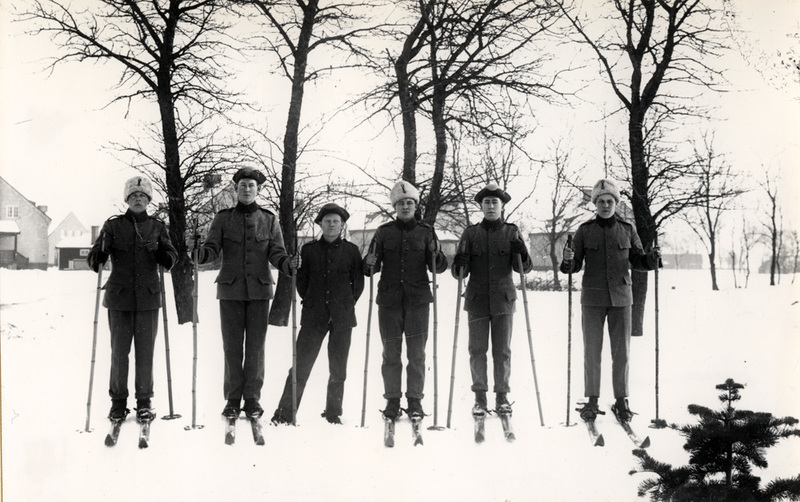 Gruppfoto av militär på skidor vid Sergeantstad...