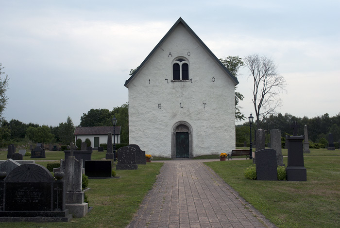 Stengången fram till Linderöds kyrka. 2010-08-10.