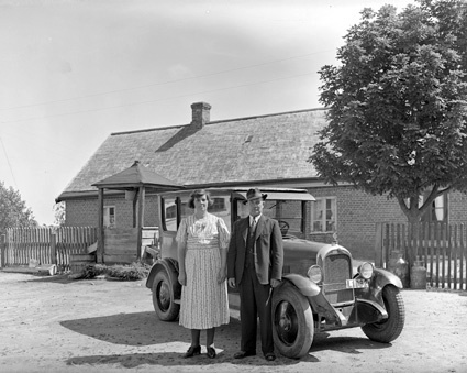 Ture Månsson och frun vid bilen Karstad.