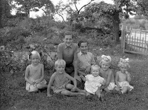 Klara Karlsson 7 barn på gräsmattan Mannestad.