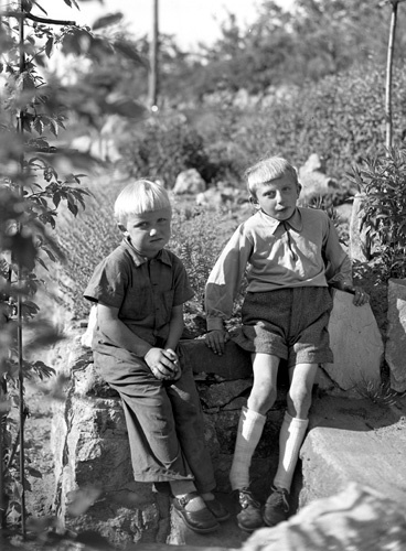 Edvin och Ingeborg Nilssons pojkar Kjell och In...