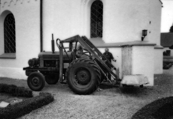 Hemmesdynge kyrka. Den 26 augusti 1986 flyttade...