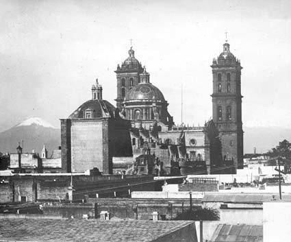 Katedralen i Puebla; till v, Popokatepetl, till...