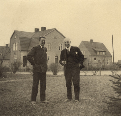 Sven och jag i vår trädgård april 1931