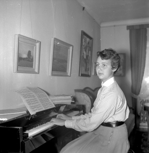 Karin  Alebo  vid  pianot