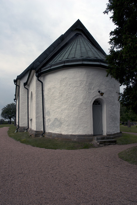 Absiden på Linderöds kyrka. 2010-08-10.