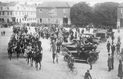 A. 3. Musikkår till häst på Stora torg, år 1924.