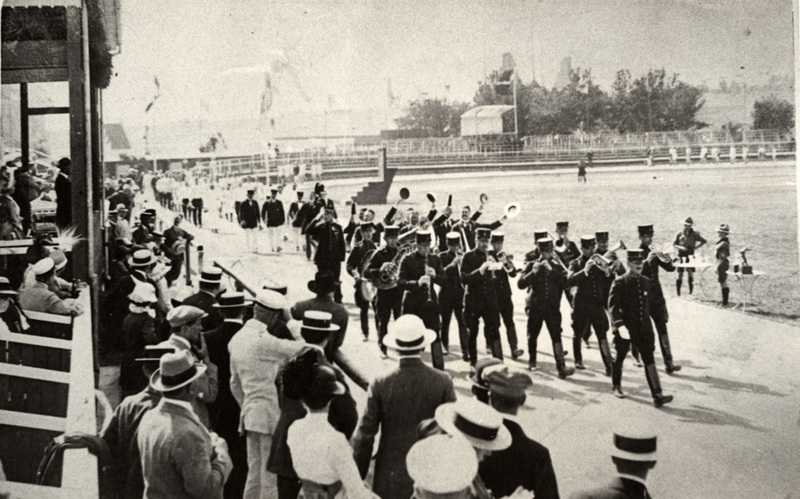 Musikkåren på idrottsplatsen i Malmö 1914.
