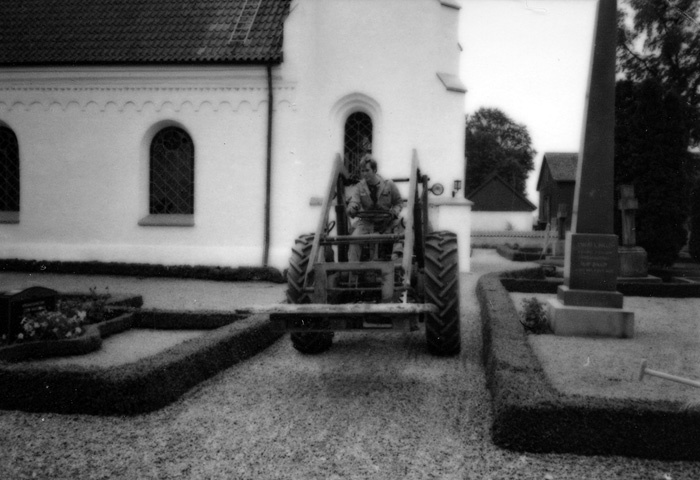 Hemmesdynge kyrka. Den 26 augusti 1986 flyttade...