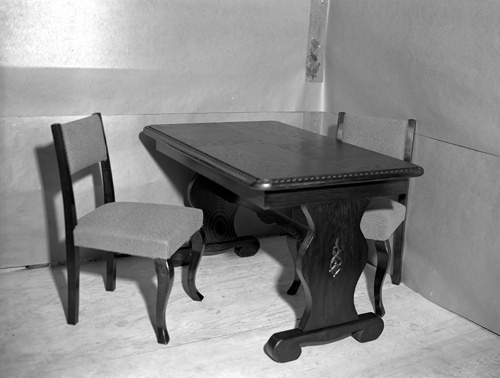 Emil Eriksson 2 stol och bord Oppmanna.