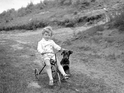 Gösta och Vera  Perssons son Yngve på cykel.