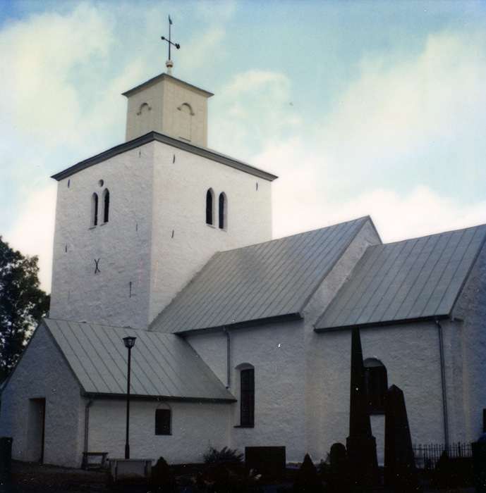 Hallaröds kyrka efter fasadrenoveringen 1981. S...