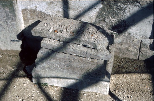Ramsåsa kyrka, gravsten söder tornfasaden
