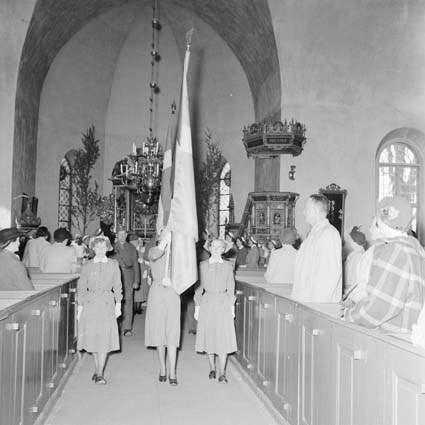 Lottakåren inviger fana i Ivetofta kyrka 1951.