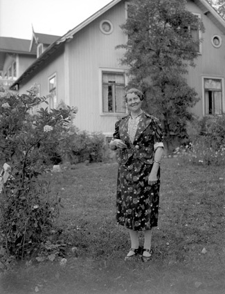 Fröken Mattsson stående Trädgårdsberg.
