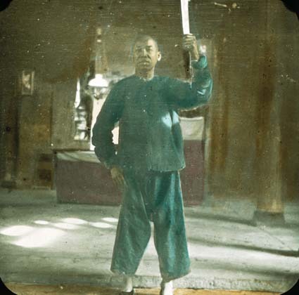En kinesisk man med svärd.