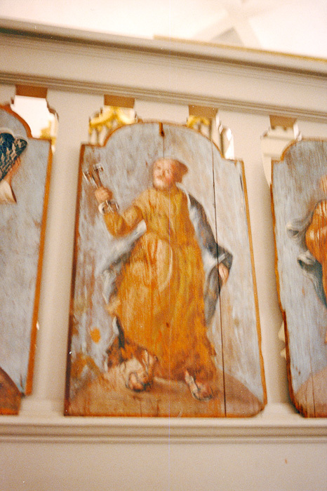En av tavlorna som hänger på orgelläktaren i Vä...