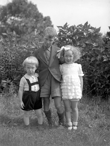 Einar Simonssons barn stående Hemmingslycke.