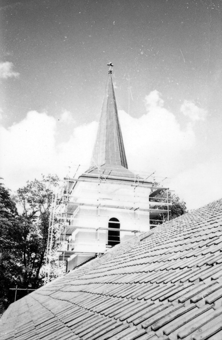 Bosarps kyrka, yttre renovering hösten 1989.