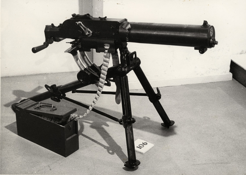 Kulspruta m/14. Med lavett och ammunition.