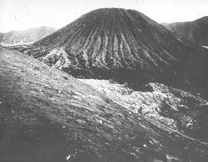Vulkanen Batoq i en krater i Tengerbergen, Java.