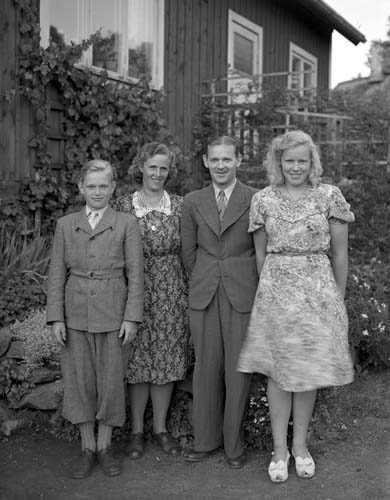 Emil Gustavsson Lönsboda m. familj hos Oskar La...