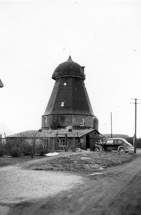 Väderkvarn, byggd omkring 1890. Ägare 1952 var ...