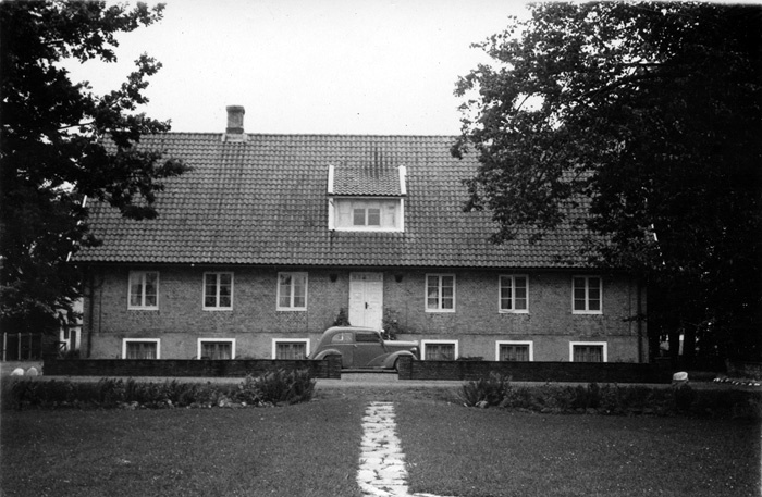 Carlsfälts gård 1700- 1800-tal. Ägare 1952 var ...