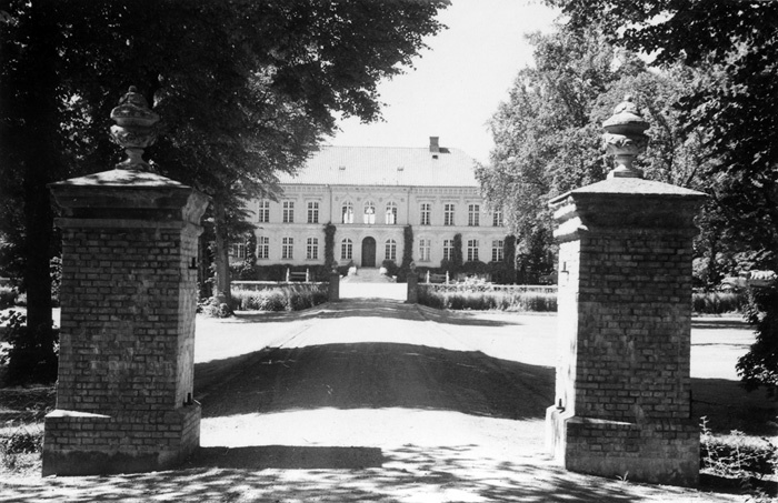 Rydebäck herrgård, uppförd år 1854. Ägare 1952 ...