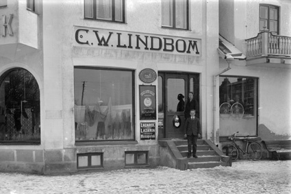 C.W. Lindbom (vävnander, tyger). Bank till väns...