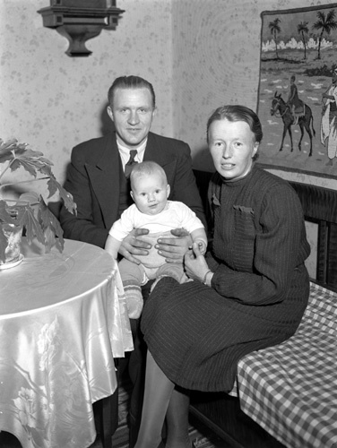 Erik och Svea Svensson med sonen Sven-Åke, Dyne...