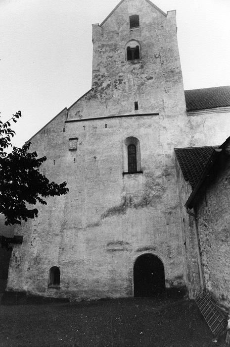 Dalby kyrka. Tornet sett från söder.