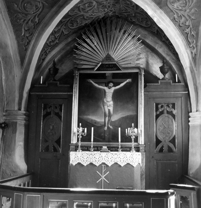 Hässlunda kyrka. Kyrkans altaruppsats och korsk...