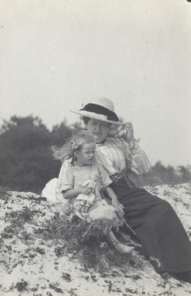 Mamma och Ingegerd i Falsterbo 1912. 