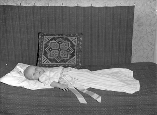 Evert Jönsson barn ligg i dopklänning Immeln.