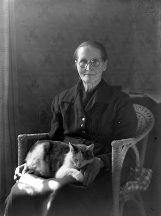 Anna Persson Staversvad (bäst) mor o katten.