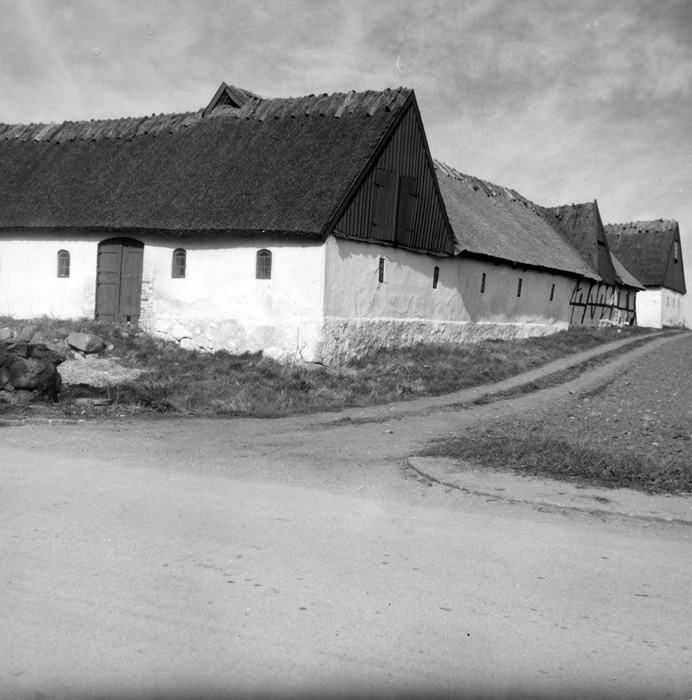 Kringbyggd korsvirkegård i Hököpinge, från 1700...